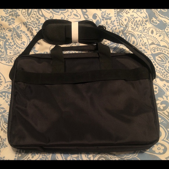 Kenneth Cole REACTION Case Werks Laptop Shoulder Bag - Picture 3 of 6
